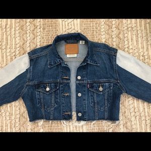 Levi’s Cropped Trucker Medium Wash Denim Jacket